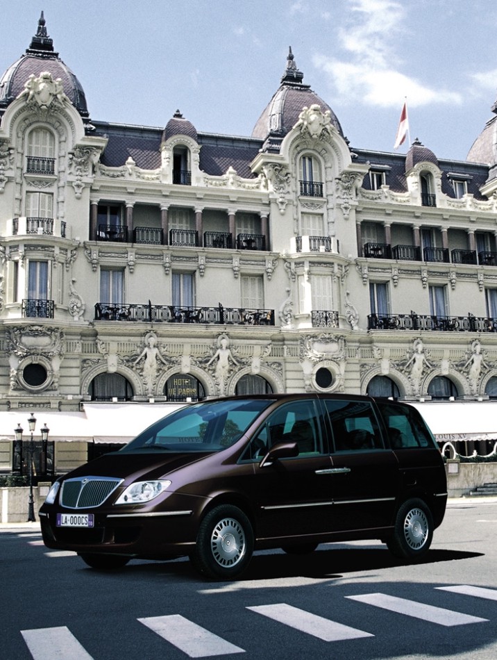 https://cdn.drivemag.net/jato_car_photos/LANCIA%2FPHEDRA%2FMinivan%2F5%2F2002%2Fexterior-photos%2Fo%2Flancia-phedra-minivan-5-doors-2002-model-exterior-photos-1.jpg
