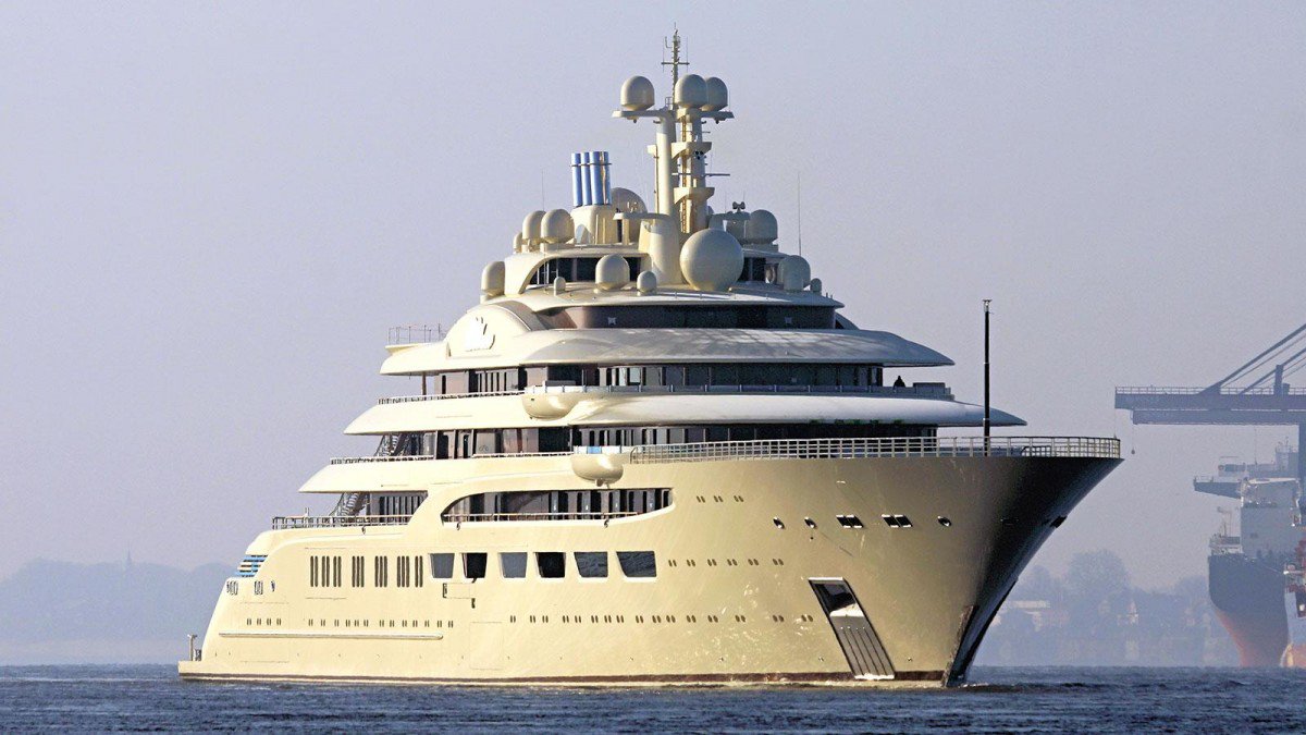 who owns motor yacht dilbar