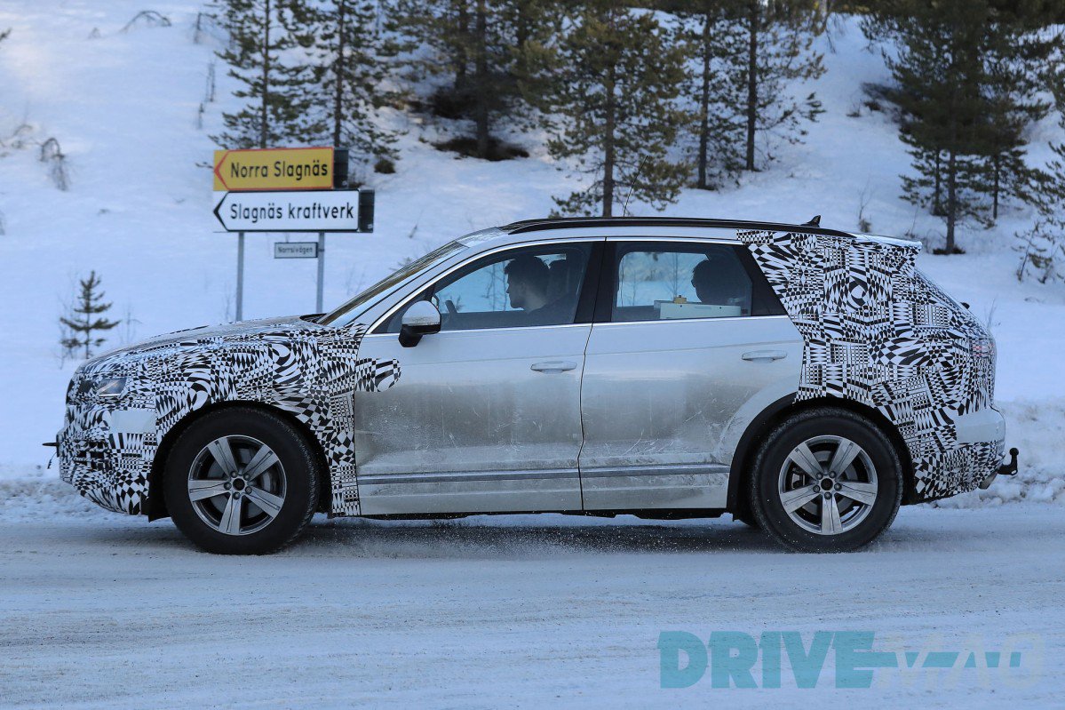 VW Touareg 2018, the First Spy Shots in the Snow