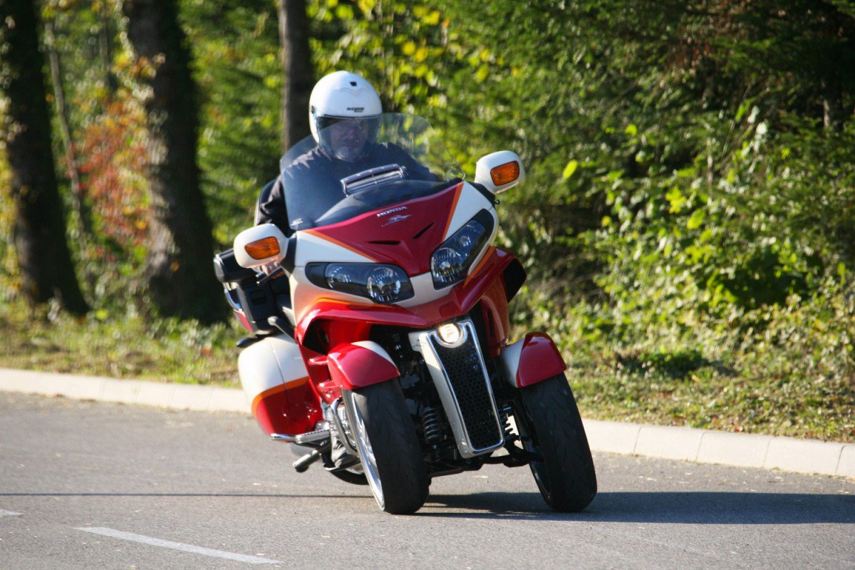 Lazareth's Honda GL1800 Goldwing leaning reverse trike