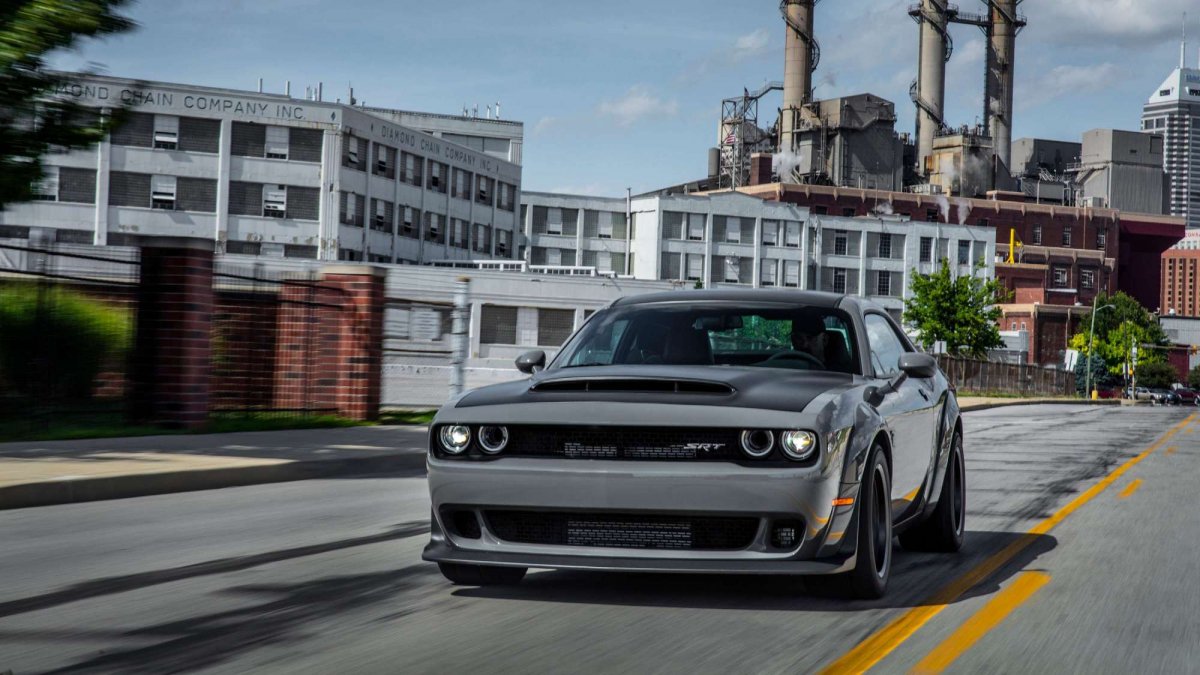 How the hell can a Jeep Trackhawk beat a Dodge Demon in a drag race?