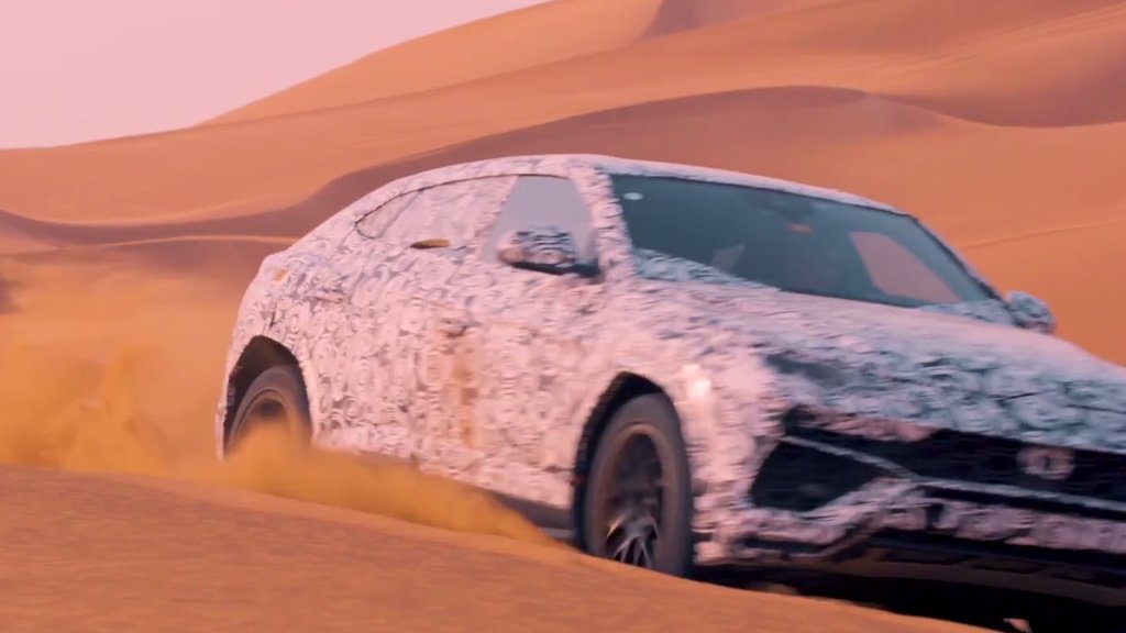 Urus SUV faces the desert with rearwheel steering