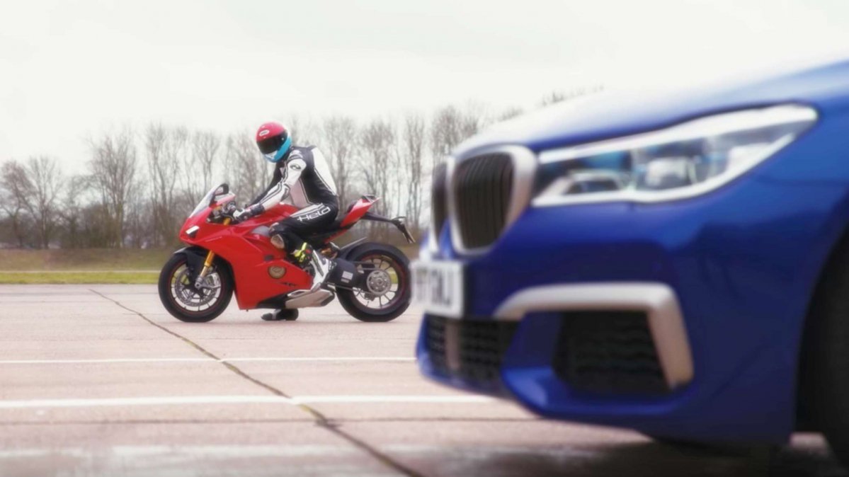 Ostrý súboj: BMW M760Li vs. motocykel Ducati Panigale V4!