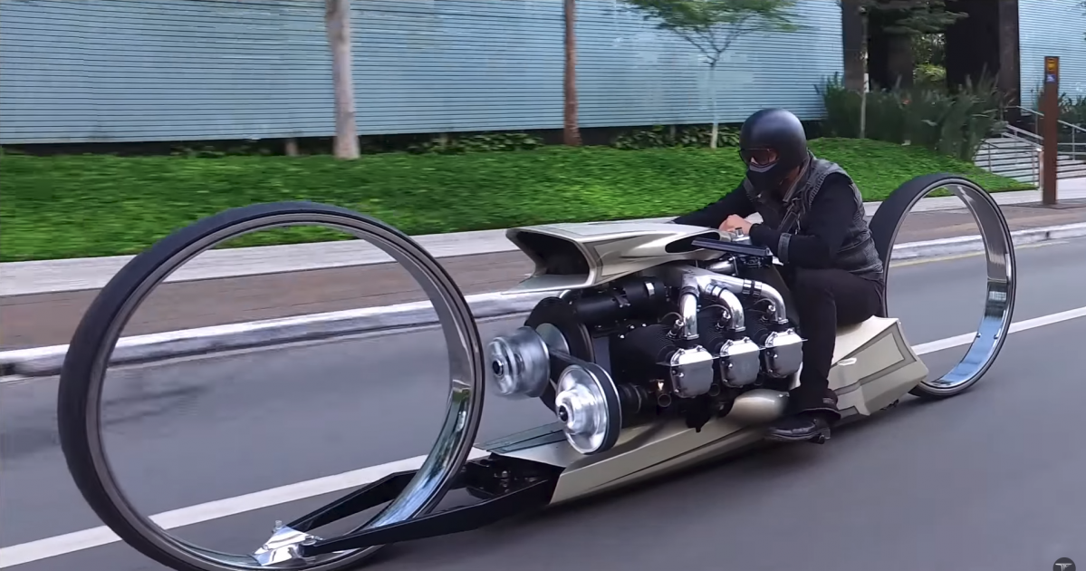 A 300 HP RollsRoyce aircraft engine powers the TMC Dumont